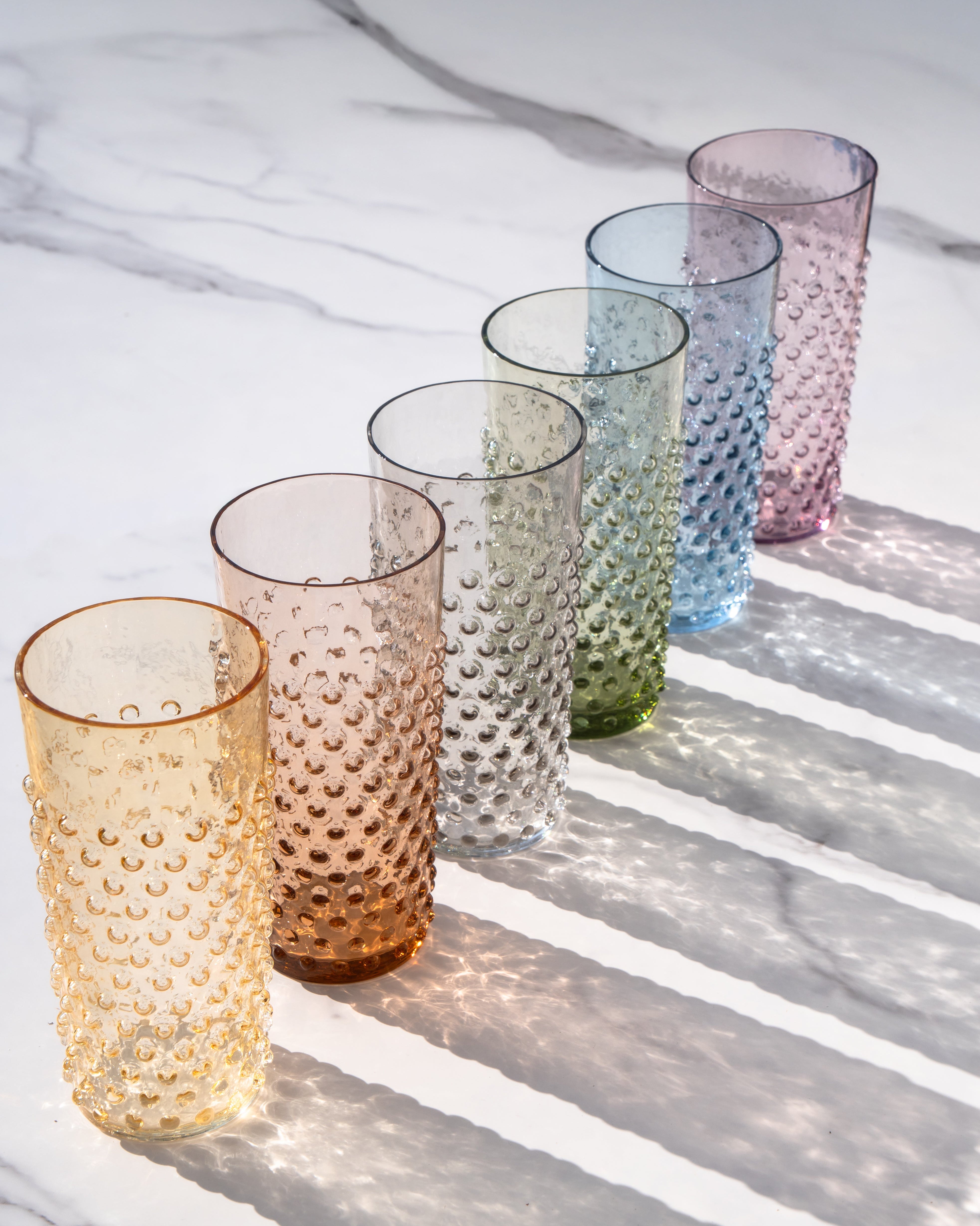 Regenbogenschachtel mit hohen Hobnail-Trinkgläsern