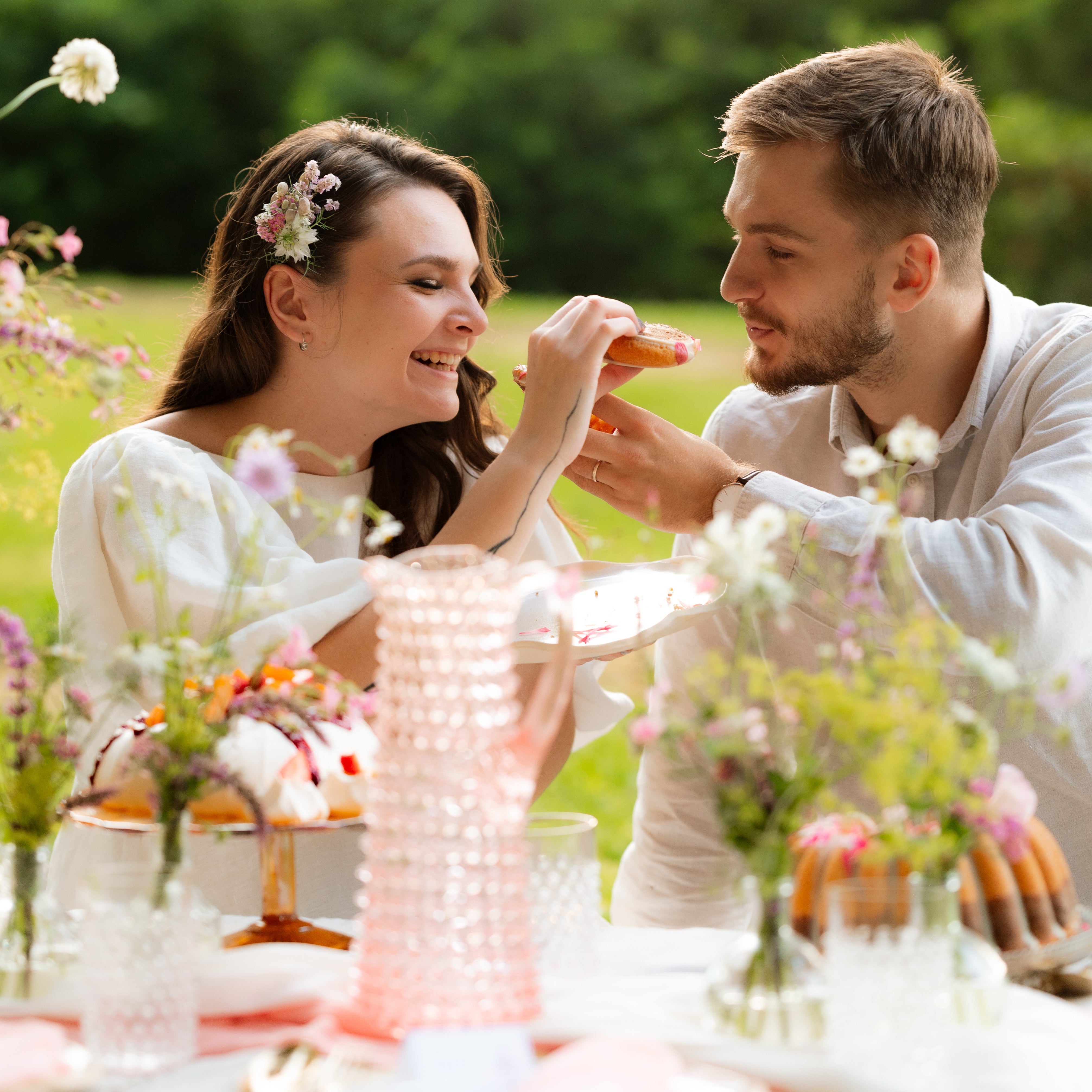 Inspiration for a Czech countryside wedding table setting