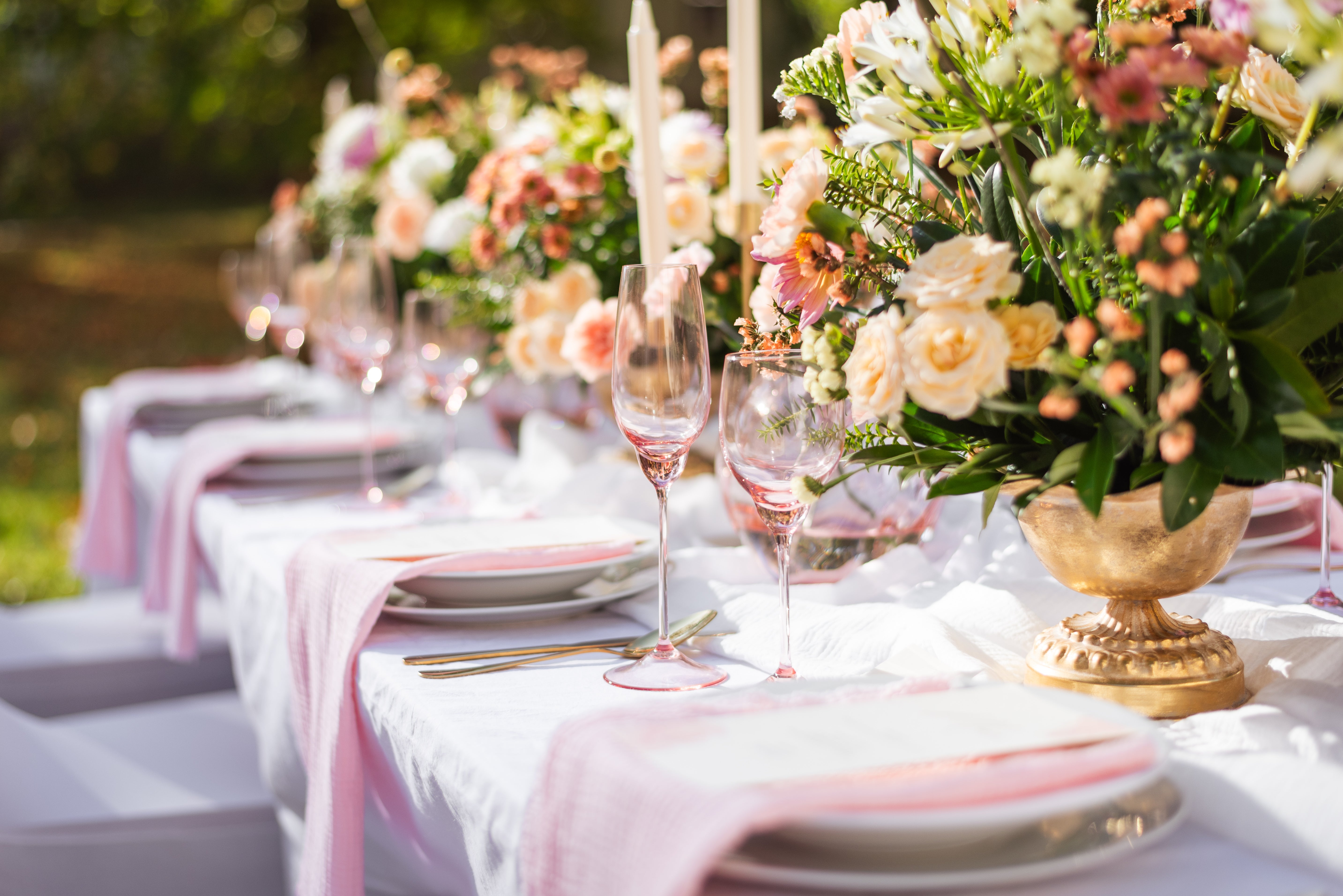 Elegant wedding table setting with KLIMCHI crystal glassware